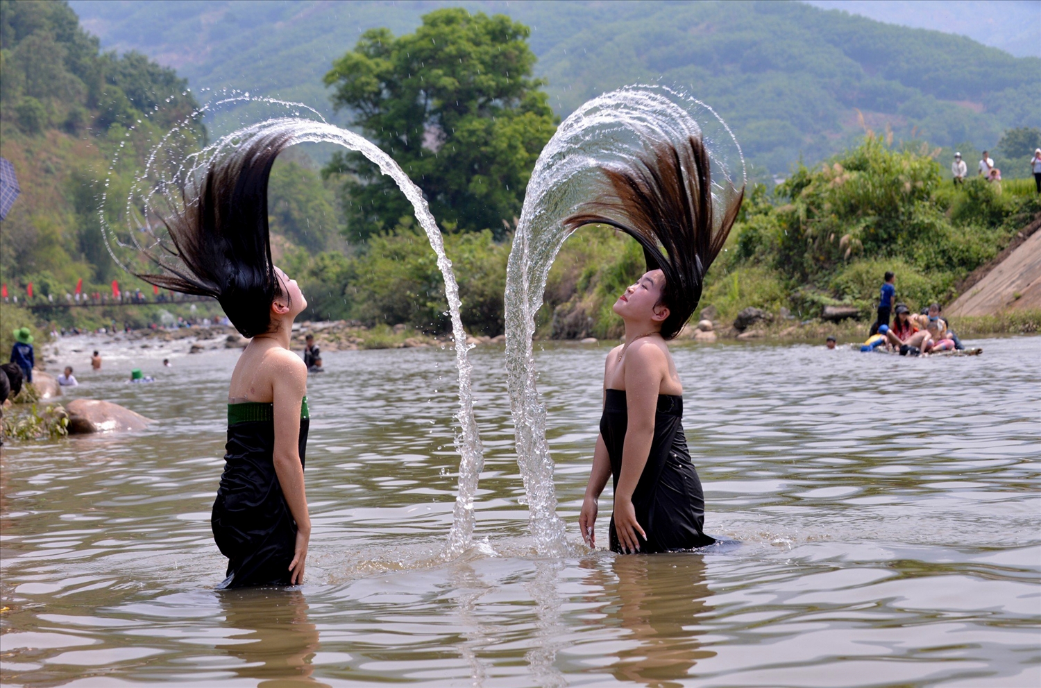 Nụ cười sơn nữ và suối tóc bung tỏa là nét đẹp đặc trưng của các cô gái Thái trắng xứ Mường So, Khổng Lào.