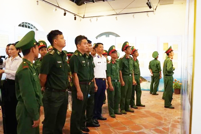Cán bộ, chiến sĩ trên địa bàn huyện Côn Đảo tham quan triển lãm, tìm hiểu các tư liệu quý về Hoàng Sa và Trường Sa