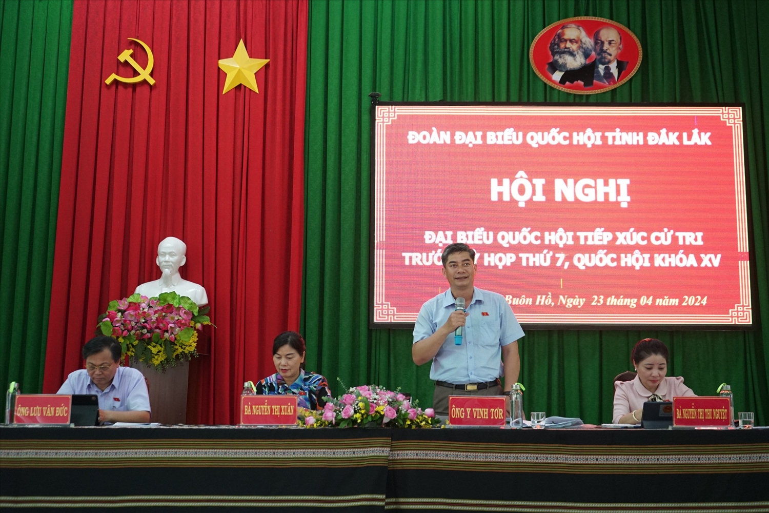 Thứ trưởng, Phó chủ nhiệm UBDT Y Vinh Tơr phát biểu tại hội nghị tiếp xúc cử tri thị xã Buôn Hồ