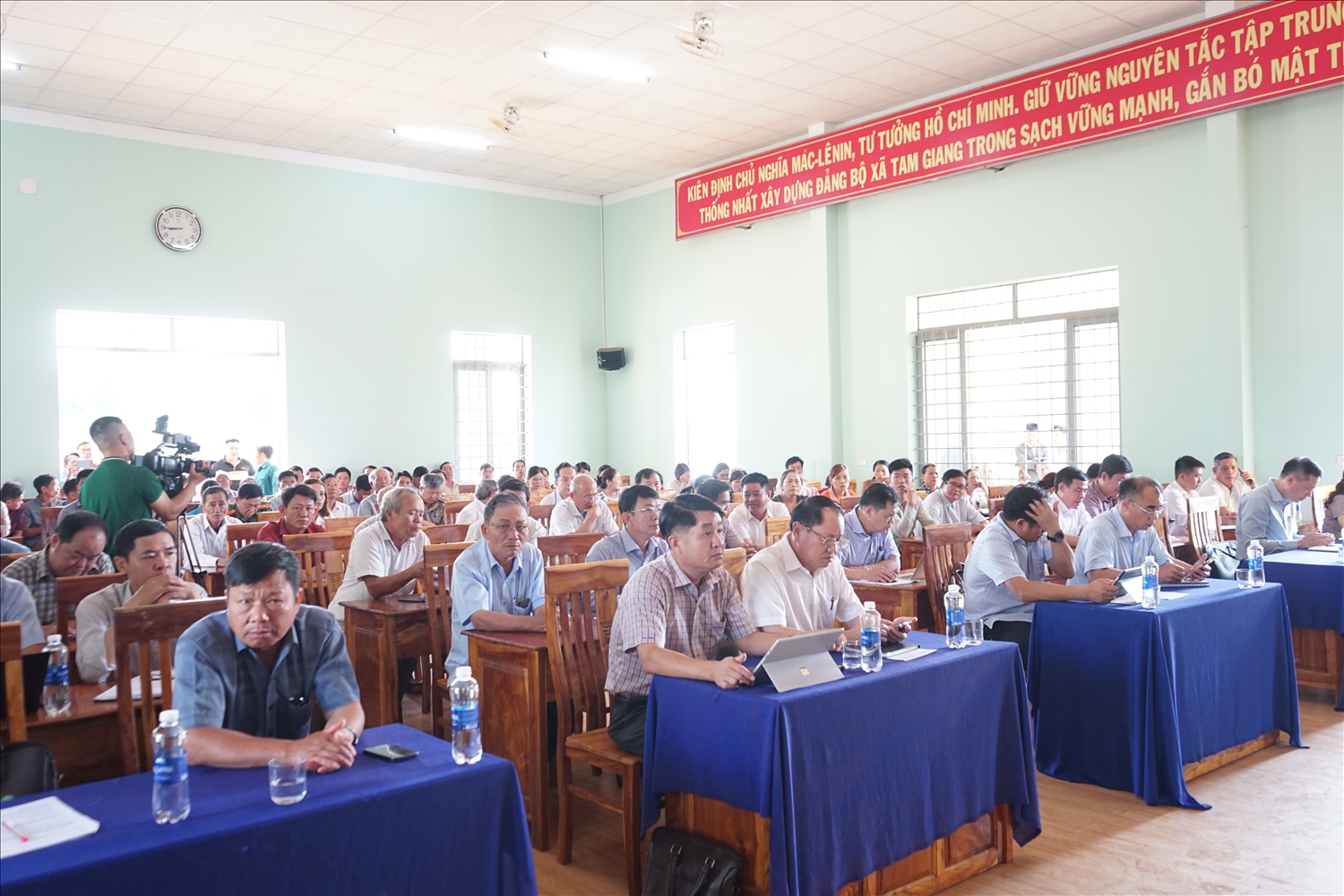 Quang cảnh hội nghị tiếp xúc cử tri tại huyện Krông Năng