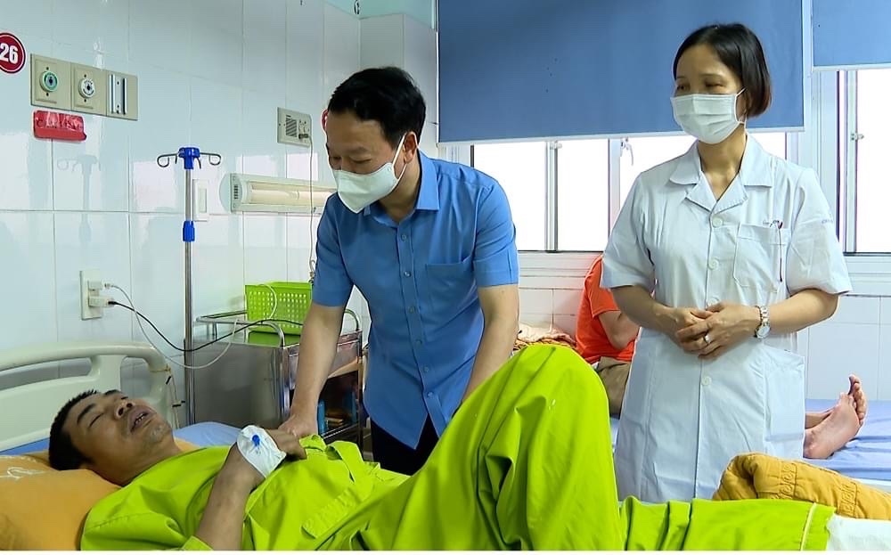 Bí thư tỉnh ủy Yên Bái thăm hỏi các nạn nhân đang điều trị tại Bệnh viện Đa khoa tỉnh Yên Bái