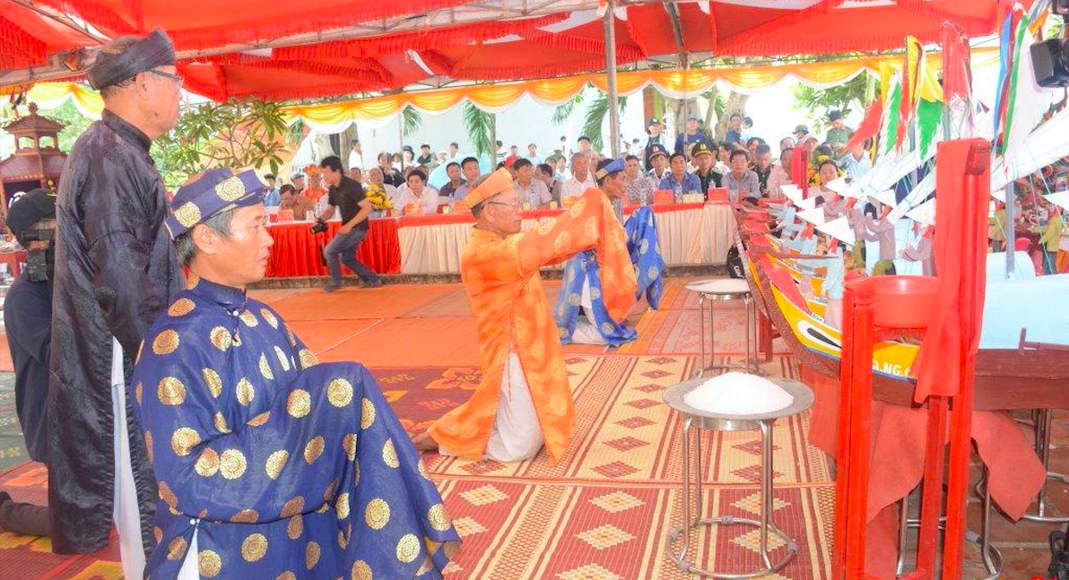 Các thành viên Ban Khánh tiết Đình làng An Vĩnh thực hiện các nghi thức của Lễ khao lề thế lính Hoàng Sa