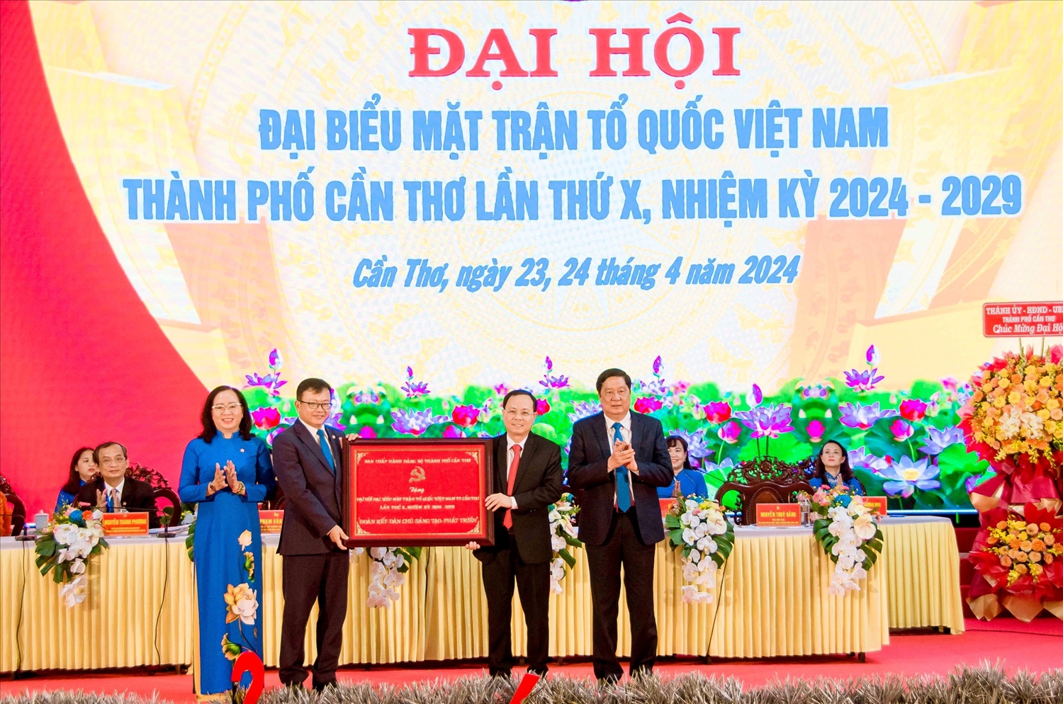 Ông Nguyễn Văn Hiếu, Ủy viên dự khuyết BCH Trung ương Đảng, Bí thư Thành ủy Cần Thơ tặng khánh vàng của Ban Chấp hành Đảng bộ thành phố cho Đại hội