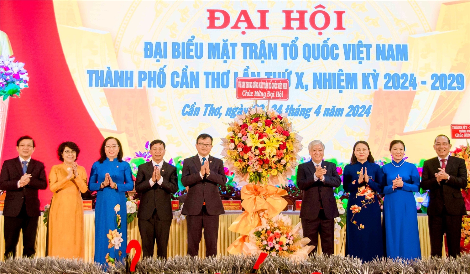 Chủ tịch Ủy ban Trung ương MTTQ Việt Nam Đỗ Văn Chiến và 3 đồng chí Phó Chủ tịch tặng lẵng hoa chúc mừng đến lãnh đạo Uỷ ban MTTQ Việt Nam TP. Cần Thơ