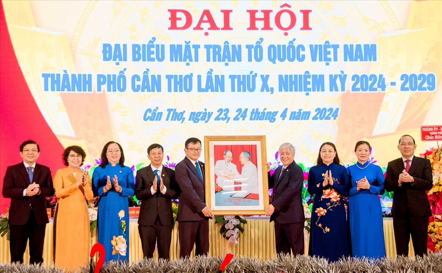 Bí thư Trung ương Đảng, Chủ tịch Ủy ban Trung ương MTTQ Việt Nam Đỗ Văn Chiến tặng bức tranh Bác Hồ, Bác Tôn của Ủy ban Trung ương MTTQ Việt Nam cho Đại hội.