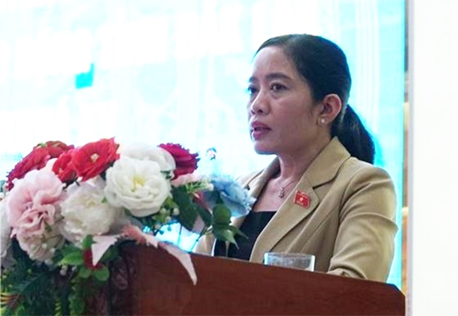 Đại biểu Lê Thị Thanh Xuân, Phó Trưởng đoàn chuyên trách, phụ trách Đoàn ĐBQH tỉnh Đắk Lắk phát biểu tại hội nghị