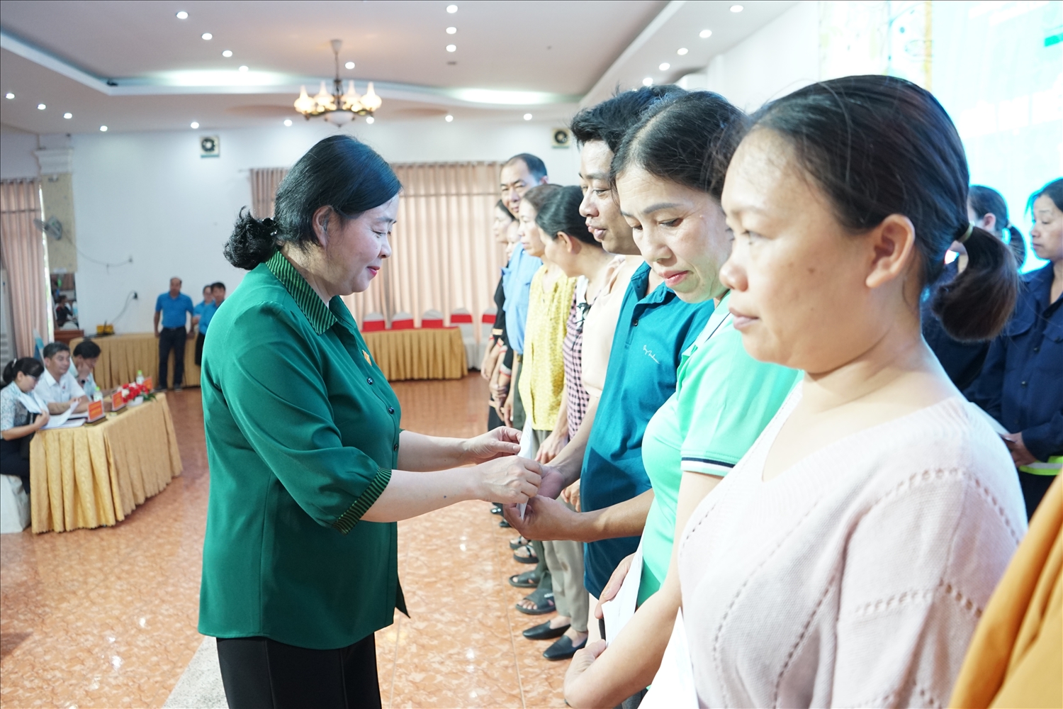Đại biểu Bùi Thị Minh Hoài, Bí thư Trung ương Đảng, Trường Ban Dân vận trung ương, đại biểu Quốc hội khóa XV tặng quà cho công nhân lao động