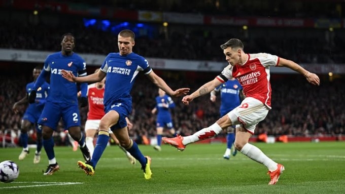 Troussard sút chân trái vào góc hẹp, mở tỷ số cho Arsenal trong trận đấu (Ảnh: Reuters)