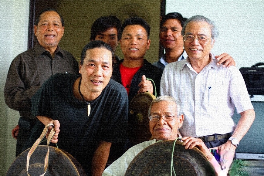 Gs.TSKH. Tô Ngọc Thanh (người đứng ngoài cùng bên phải) cùng các nhà nghiên cứu âm nhạc