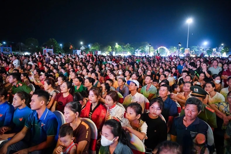 Đông đảo nhân dân huyện Tân Kỳ tới tham dự lễ bế mạc.
