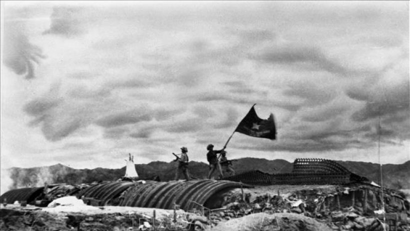 Lá cờ "Quyết chiến - Quyết thắng" của Quân đội nhân dân Việt Nam tung bay trên nóc hầm tướng De Castries vào chiều 7/5/1954, đánh dấu sự toàn thắng của Chiến dịch lịch sử Điện Biên Phủ (Ảnh tư liệu)