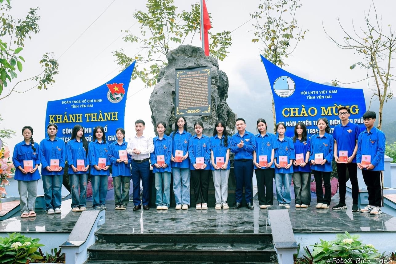 Huyện Văn Chấn tổ chức lễ kết nạp đoàn viên mới cho 70 thanh niên ưu tú khu Di tích lịch sử Quốc gia đèo Lũng Lô. (Ảnh Trịnh Biên)