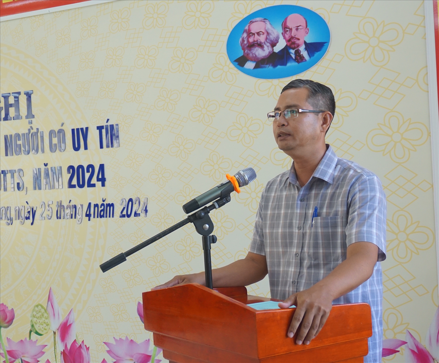 Ông Danh Tha - Phó trưởng Ban Dân tộc tỉnh Kiên Giang chia sẻ thông tin tại Hội nghị 