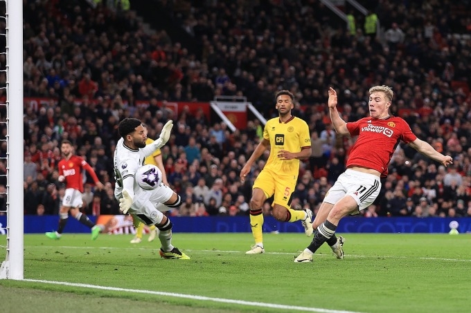 Hojlund (số 11) ghi bàn từ cự ly gần, ấn định chiến thắng 4-2 cho Man Utd trên sân Old Trafford (Ảnh: Reuters)
