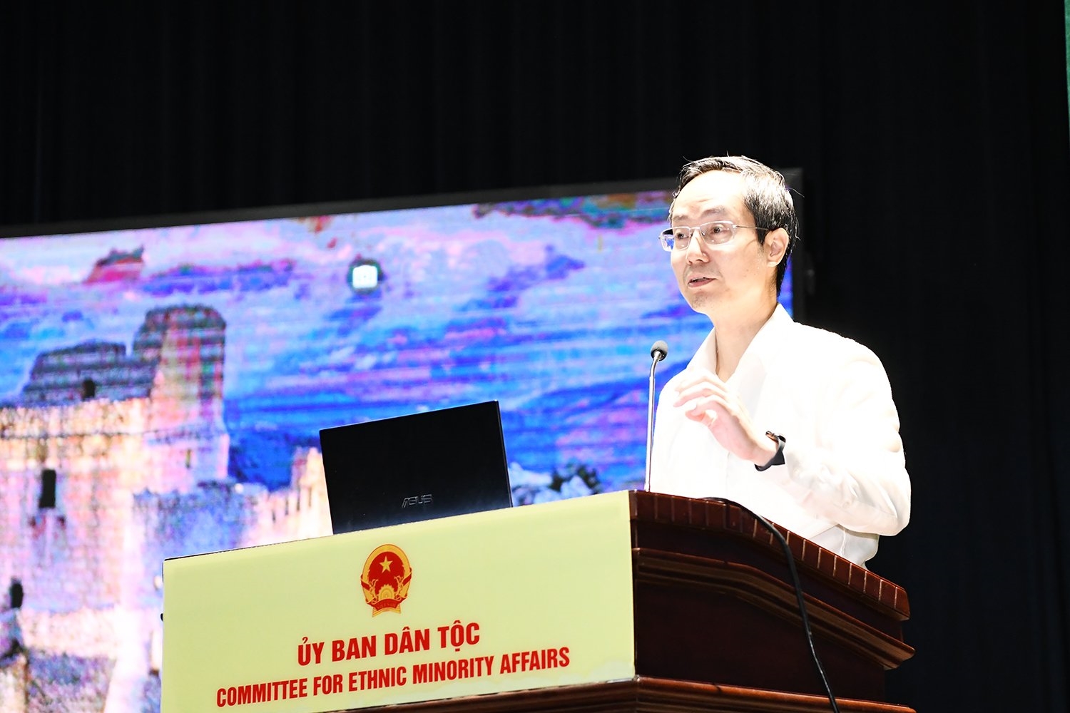 Đồng chí Mai Anh Chung, Ủy viên Ban Thường vụ, Chánh Văn phòng Đảng ủy Bộ Thông tin và Truyền thông là Báo cáo viên tại buổi tập huấn
