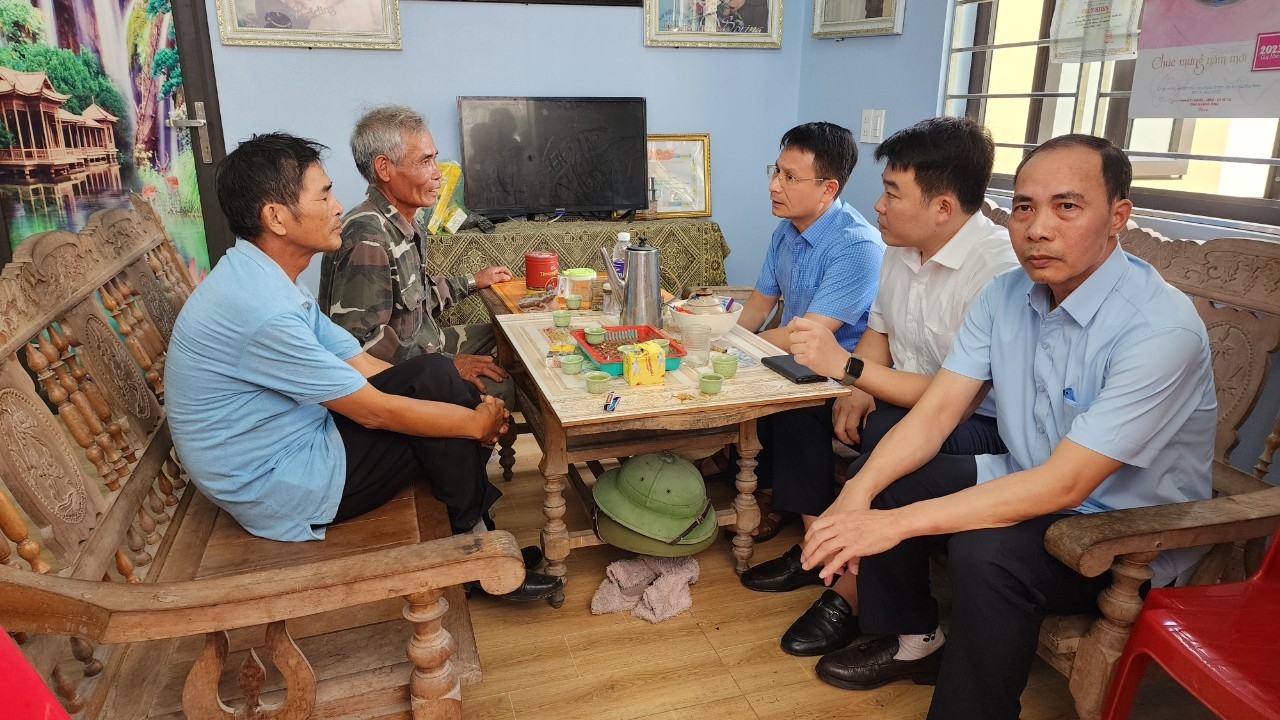 Lãnh đạo thị xã Quảng Yên đến thăm hỏi, động viên gia đình các nạn nhân