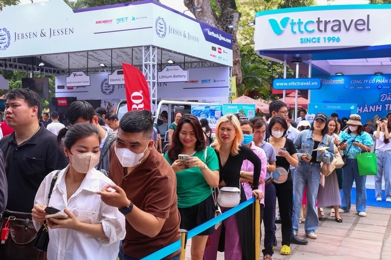Người dân xếp hàng mua tour du lịch mùa hè giá rẻ tại Hội chợ Du lịch Quốc tế Việt Nam-VITM Hà Nội 2024.