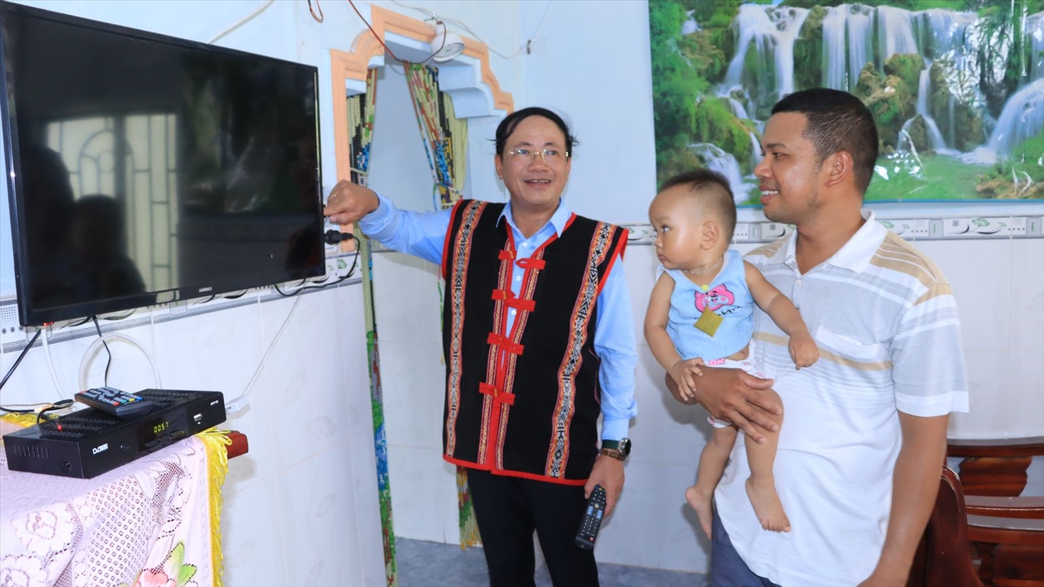 Chủ tịch UBND tỉnh Bình Định chung vui với bà con làng Canh Giao