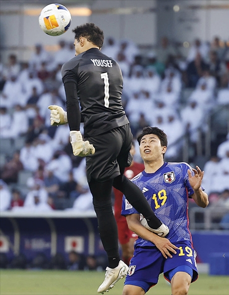 Tình huống phạm lỗi khiến thủ môn của Qatar bị thẻ đỏ (Ảnh IT)