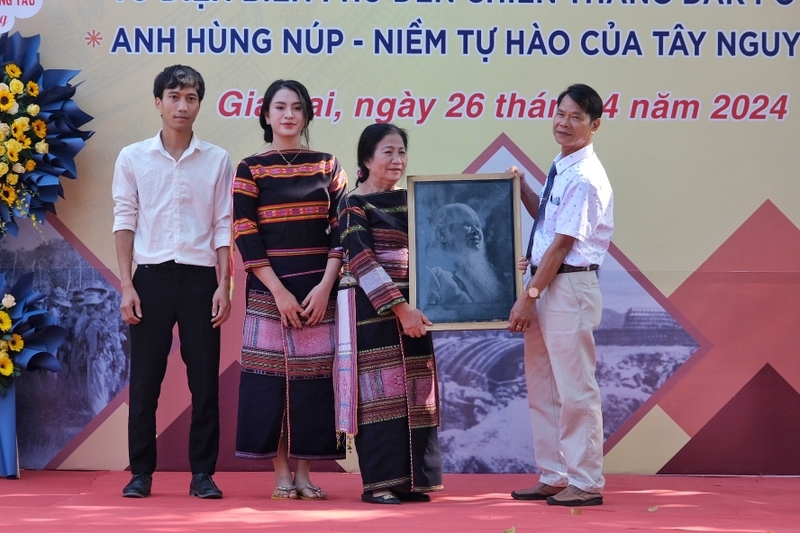 Gia đình Anh hùng Núp trao tặng hiện vật cho Bảo tàng tỉnh Gia Lai