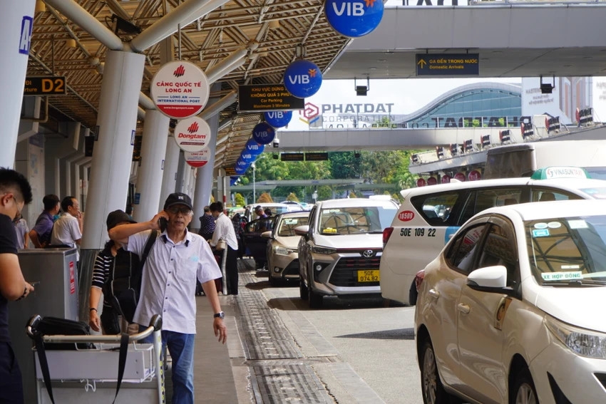 Sân bay Tân Sơn Nhất đã nhộn nhịp, chưa có tình trạng chen chúc, xếp hàng.