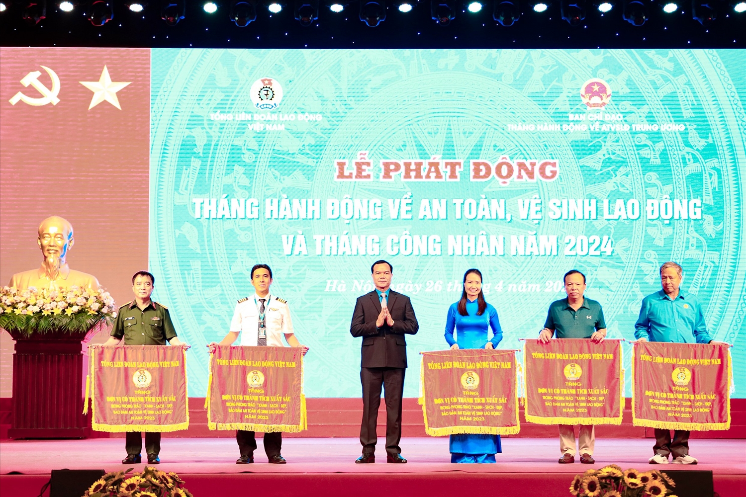 Chủ tịch Tổng Liên đoàn Lao động Việt Nam tặng cờ thi đua cho các tập thể có thành tích xuất sắc