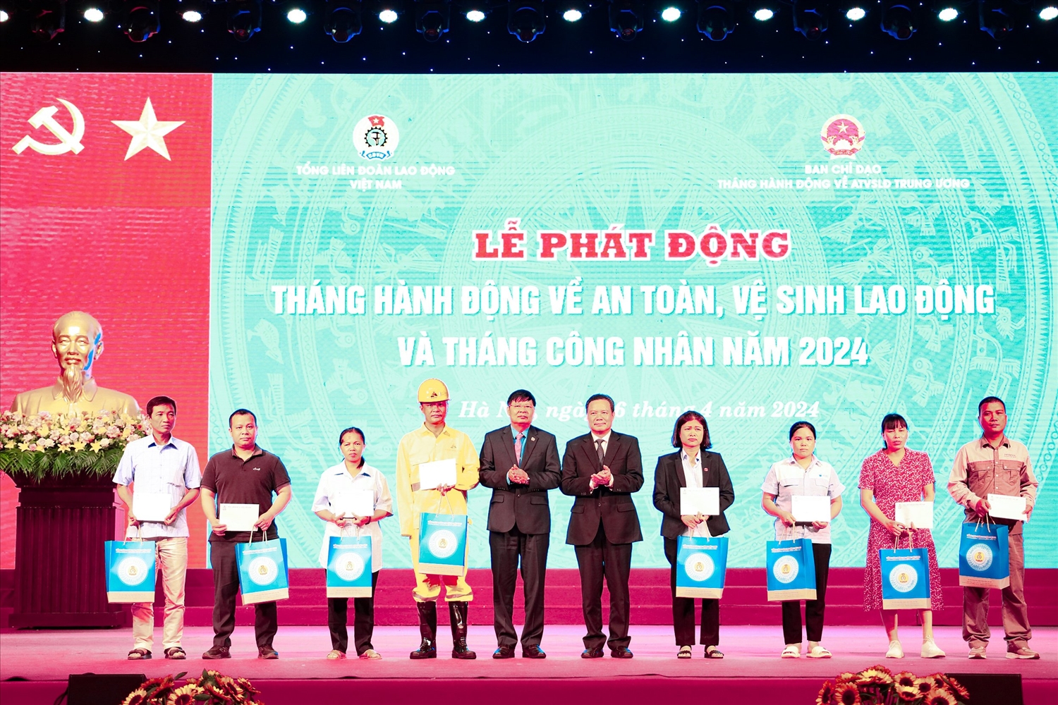 Lãnh đạo Bộ LĐ-TB&XH và Tổng Liên đoàn Lao động Việt Nam tặng quà cho công nhân bị tai nạn lao động, bệnh nghề nghiệp