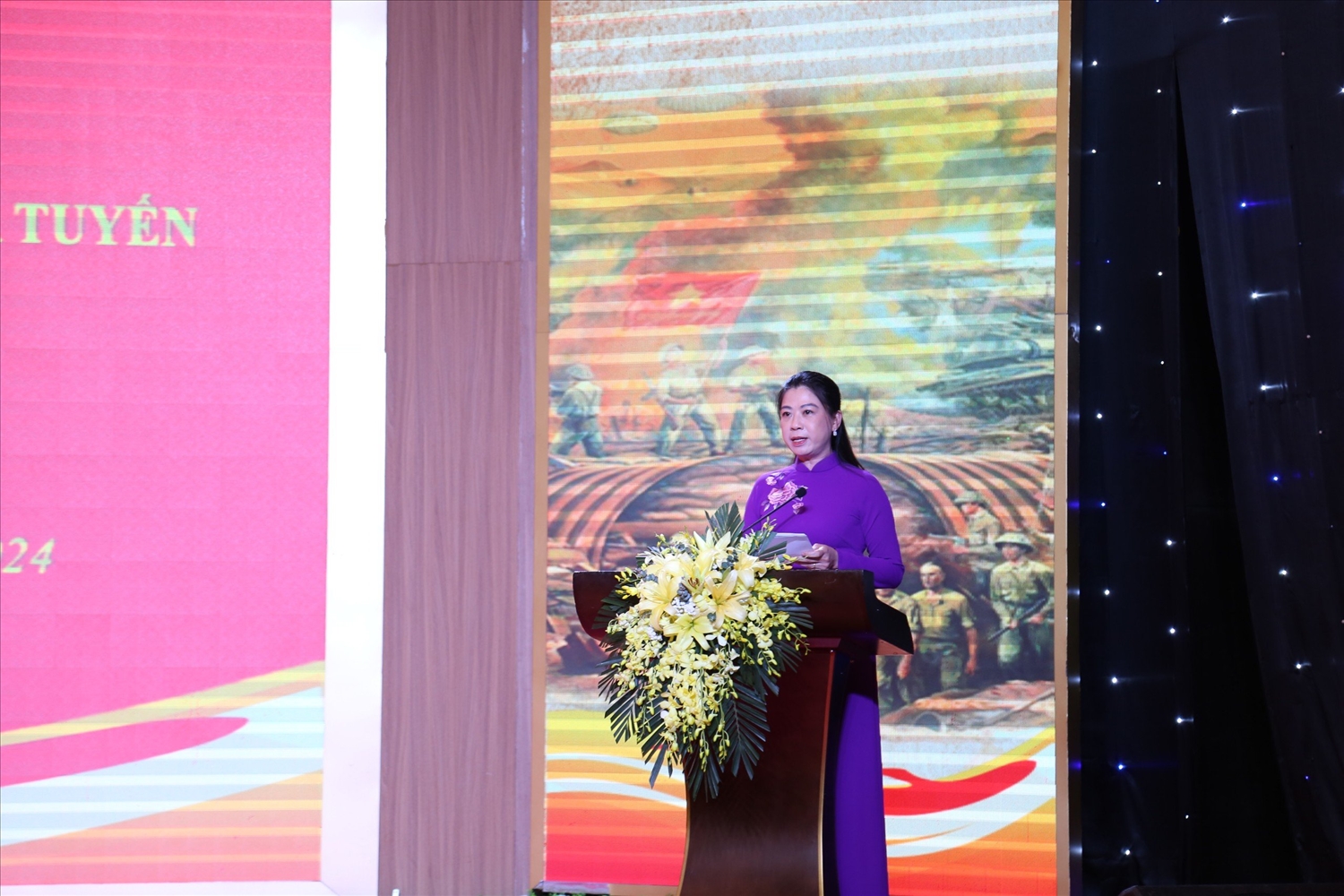 Phó Bí thư Thường trực Tỉnh ủy, Chủ tịch HĐND tỉnh Lê Thị Kim Dung phát biểu tại buổi gặp mặt