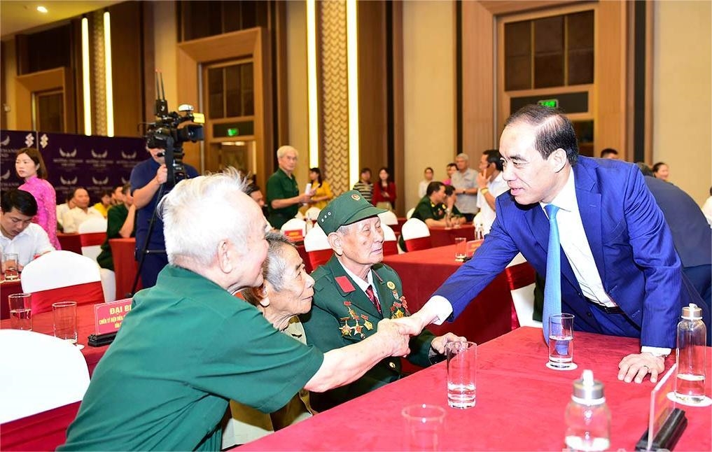 Đồng chí Bí thư Tỉnh ủy Chẩu Văn Lâm thăm hỏi các chiến sĩ Điện Biên tại buổi gặp mặt