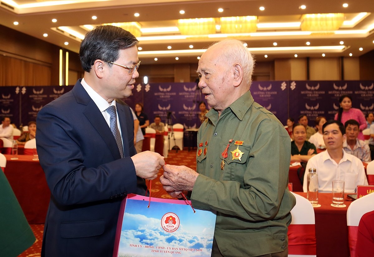 Phó Bí thư Tỉnh ủy, Chủ tịch UBND tỉnh Nguyễn Văn Sơn thăm hỏi, tặng quà cho các chiến sĩ Điện Biên