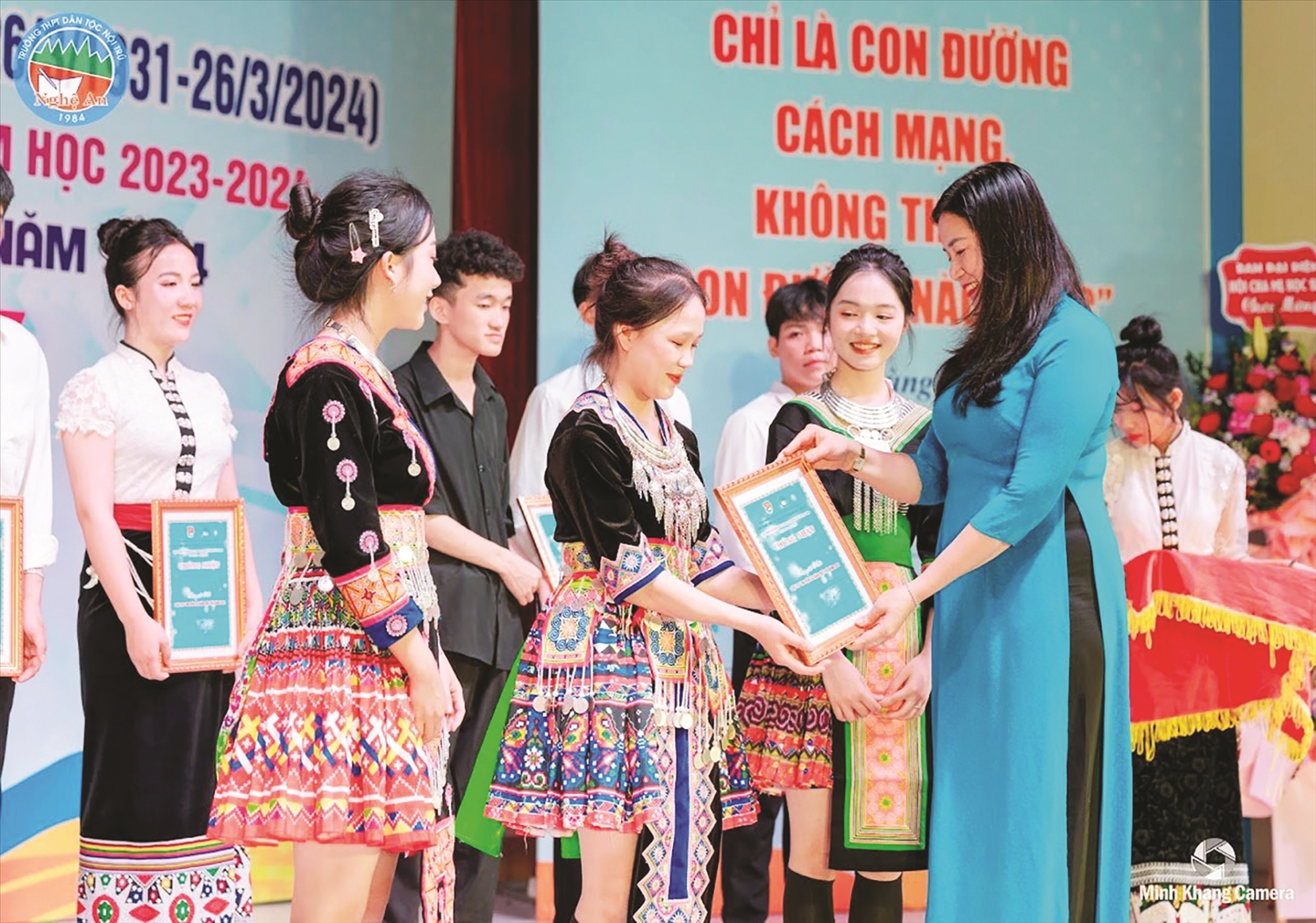 Cô Nguyễn Thị Kiều Hoa, Hiệu trưởng Trường THPT Dân tộc nội trú Nghệ An tặng thưởng cho học sinh đạt giải trong Cuộc thi “Tìm kiếm tài năng Nghệ An” của Trường.
