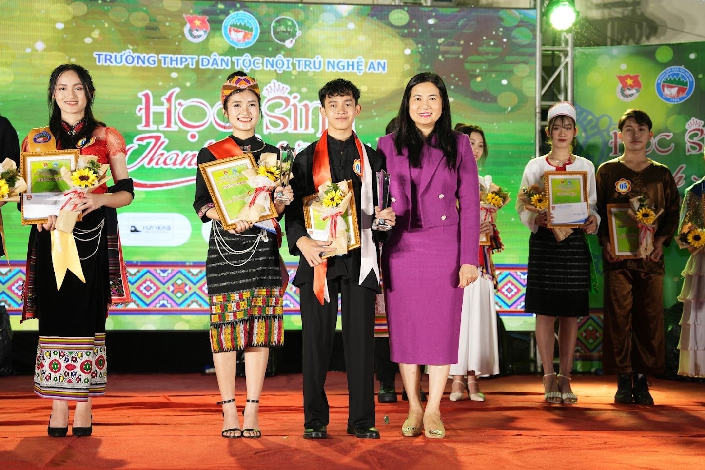Cô Hiệu trưởng Nguyễn Thị Kiều Hoa trao giải thưởng cho các em đạt giải trong Cuộc thi học sinh thanh lịch của trường.