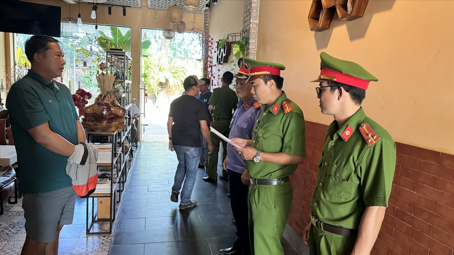 Công An TP. Phú Quốc ( Kiên Giang) thực hiện khám xét khẩn cấp nơi ở của Du Việt Thanh 