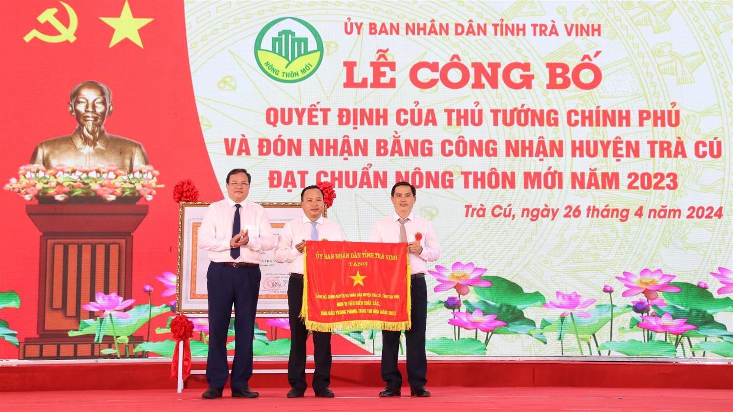 Ông Lê Văn Hẳn, Chủ tịch UBND tỉnh Trà Vinh tặng Cờ thi đua cho Đảng bộ, chính quyền và Nhân dân huyện Trà Cú 