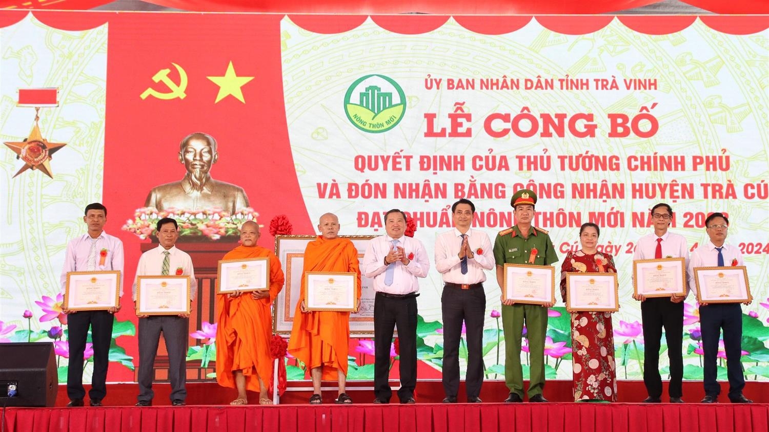 Đại diện lãnh đạo huyện Trà Cú, tỉnh Trà Vinh trao Bằng khen của Chủ tịch UBDND tỉnh cho các cá nhân