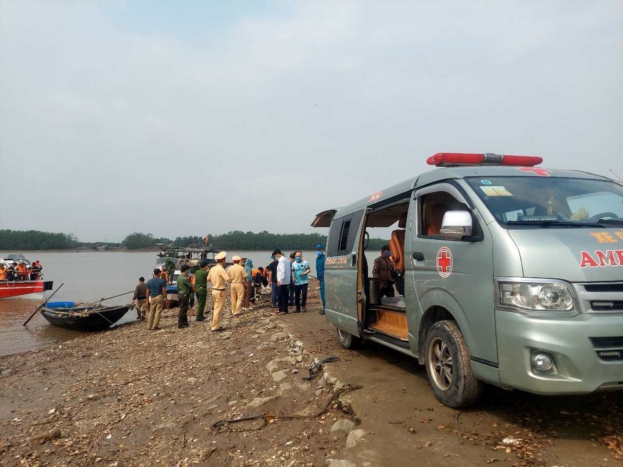 Các lực lượng chức năng của thị xã Quảng Yên đưa thi thể nạn nhân thứ 4 được tìm thấy vào bờ và đưa về Trung tâm Y tế thị xã 