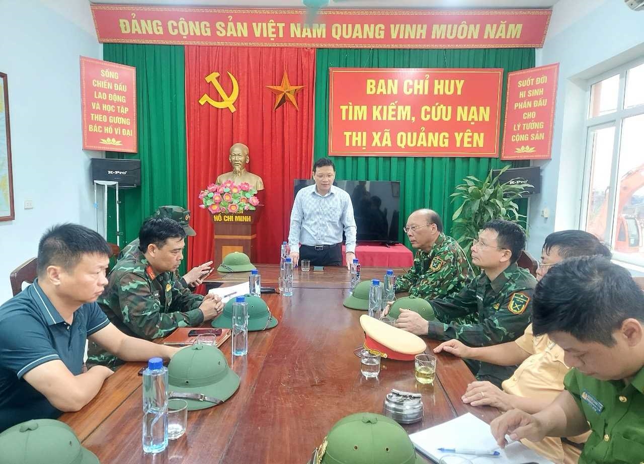 Phó Chủ tịch UBND tỉnh Quảng Ninh họp với Ban Chỉ huy tìm kiếm cứu nạn thị xã Quảng Yên để đánh giá rút kinh nghiệm công tác tìm kiếm cứu nạn