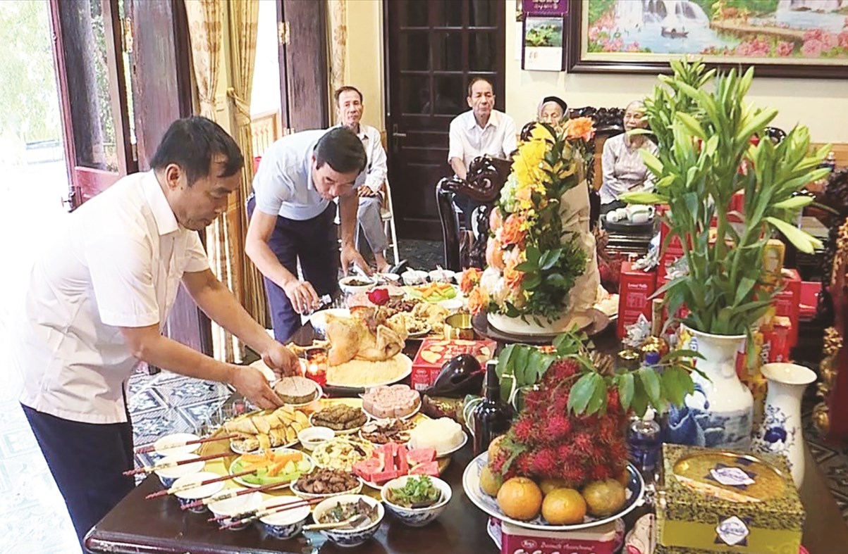 Người dân TP. Việt Trì (Phú Thọ) dâng lễ vật cúng tổ tiên vào ngày Giỗ Tổ.