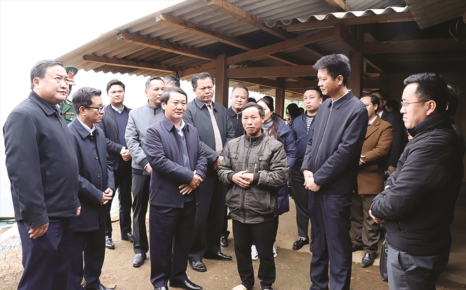 Bộ trưởng, Chủ nhiệm UBDT Hầu A Lềnh cùng Đoàn công tác thăm gia đình ông Giàng A Sinh ở thôn Tấu Dưới, xã Trạm Tấu, tỉnh Yên Bái là hộ nghèo được hỗ trợ làm mới nhà ở từ Chương trình MTQG (tháng 12/2023)