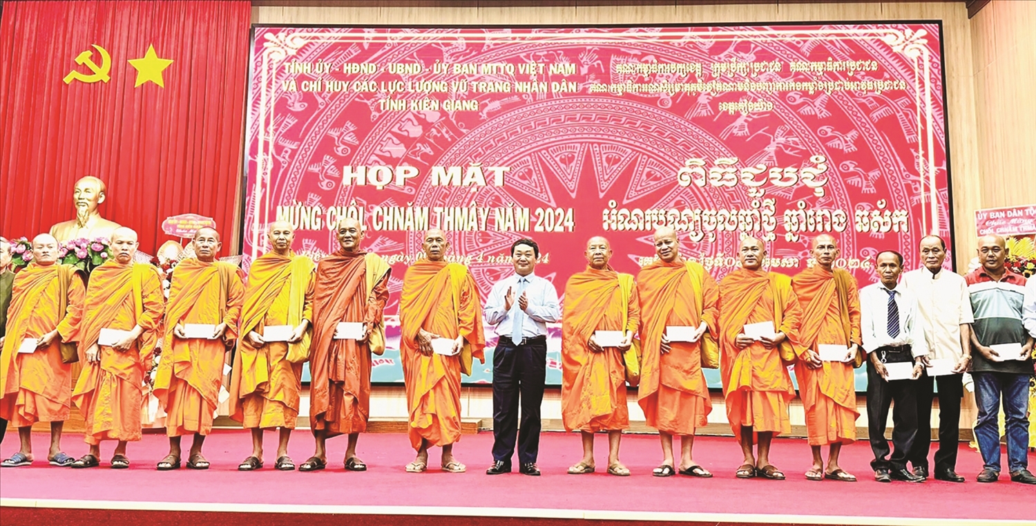Bộ trưởng, Chủ nhiệm UBDT Hầu A Lềnh trao quà mừng Chôl Chnăm Thmây năm 2024 đến các vị Người có uy tín là người dân tộc Khmer nhân dịp Tết cổ truyền của đồng bào.