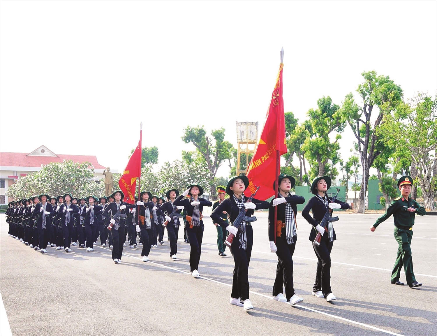 Chiến thắng Điện Biên Phủ là biểu tượng của trí tuệ, bản lĩnh, sức mạnh của dân tộc Việt Nam thời đại Hồ Chí Minh. (Trong ảnh: Các nữ dân quân miền Nam tập luyện cho Lễ diễu binh, diễu hành kỷ niệm 70 năm Chiến thắng Điện Biên Phủ).