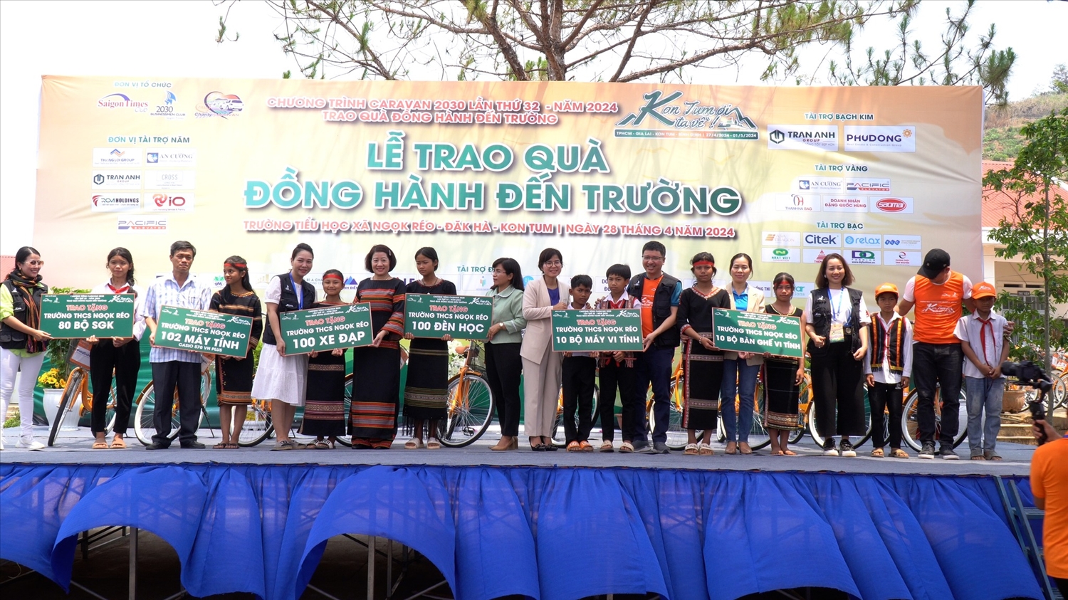 Lãnh đạo Huyện ủy Đăk Hà, Sở GD&ĐT tỉnh và Câu lạc bộ Doanh nhân 2030 tặng quà cho các em học sinh DTTS xã Ngọk Réo, huyện Đăk Hà