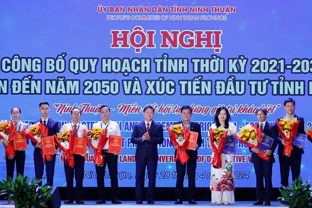Lãnh đạo tỉnh Ninh Thuận trao quyết định chấp thuận chủ trương đầu tư, giấy chứng nhận đăng ký đầu tư, bản ghi nhớ nghiên cứu phát triển dự án cho các nhà đầu tư