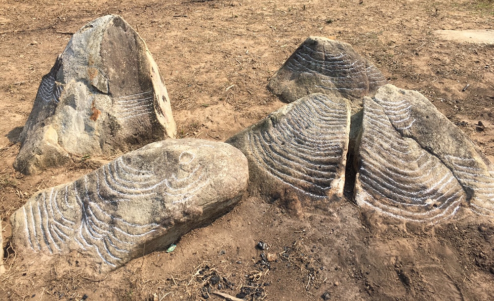 Những khối đá khắc cổ mới được phát hiện tại thôn Háng Chua Xay, xã Chế Cu Nha (huyện Mù Cang Chải, Yên Bái)