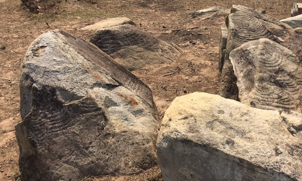 Các khối đá khắc cổ khá nhiều loại hình (sa thạch thể khối lớn nhỏ) từ 0,50 đến 4 mét khối, nằm thành hai cụm (cách nhau khoảng 15m) theo hướng Bắc – Nam).