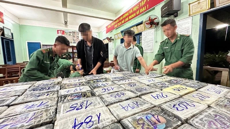 Lực lượng chức năng giám định 300 gói nghi ma túy trôi dạt tại bờ biển gành Nước Nhỉ, thôn Phước Thiện, xã Bình Hải, huyện Bình Sơn.