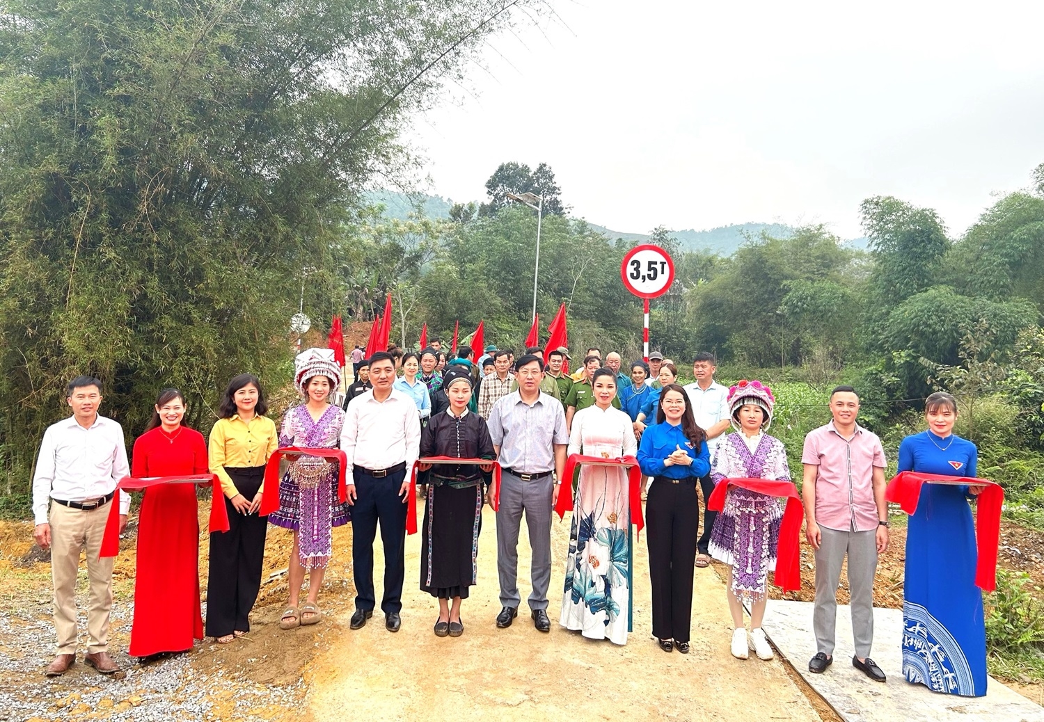 Các đại biểu cắt băng khánh thành cầu DR Thành Sơn 6 tại thôn Nhạ, xã Đồng Tâm (Bắc Quang, Hà Giang).