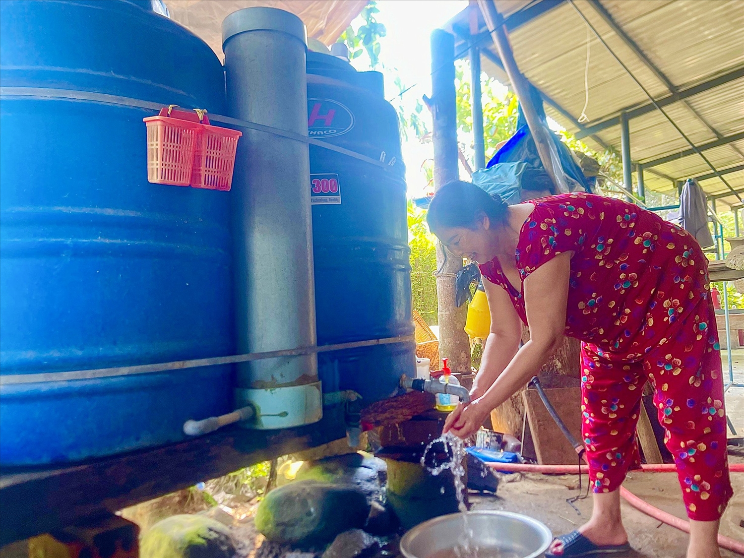 Bà Phan Thị Kim Hoa phải sử dụng nước từ giếng khoan chảy qua bể lọc để sử dụng hằng ngày: Ảnh: Bảo Phú