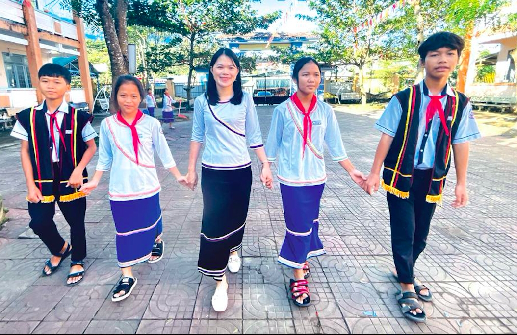 Học sinh các trường học ở miền núi Quảng Ngãi mặc trang phục truyền thống đi học