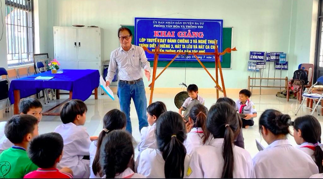 Trường Phổ thông Dân tộc bán trú (PTDTBT) Tiểu học và THCS Ba Giang chăm chú lắng nghe dạy đánh cồng chiêng